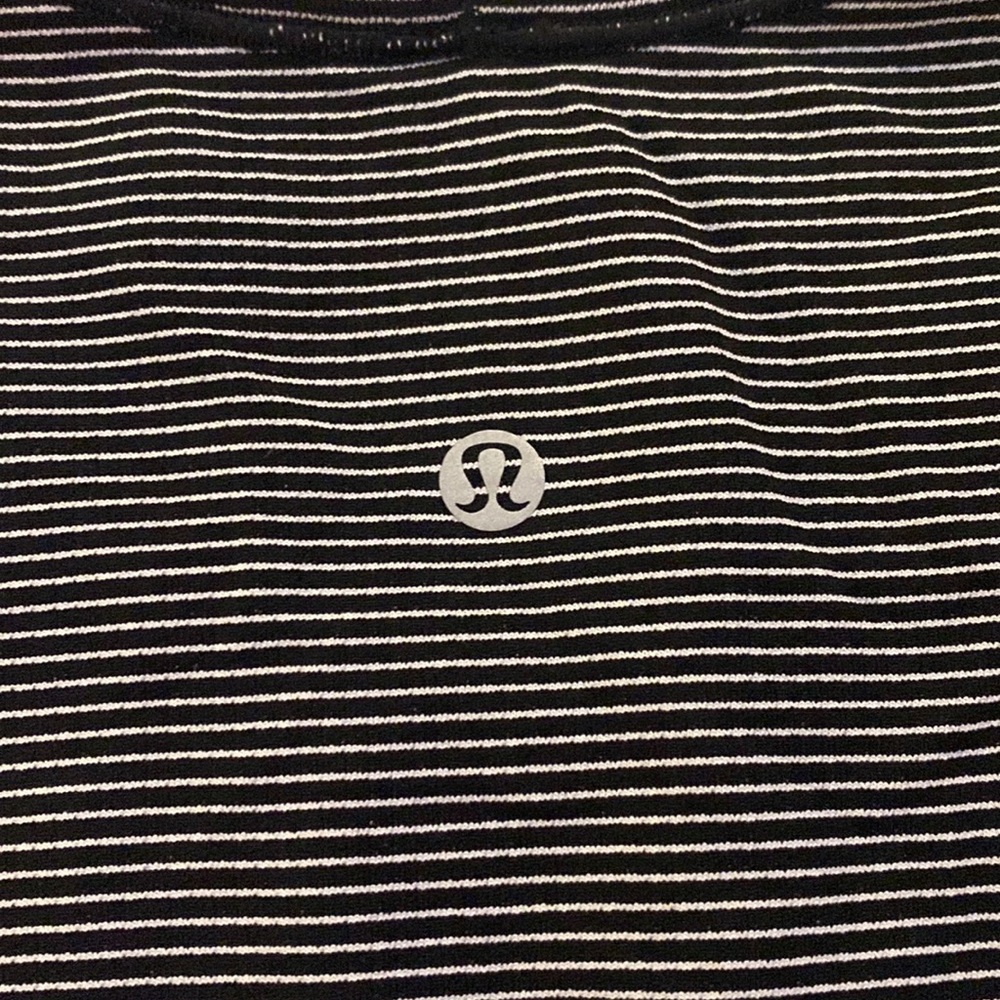 Lululemon tee - Picture 5 of 6